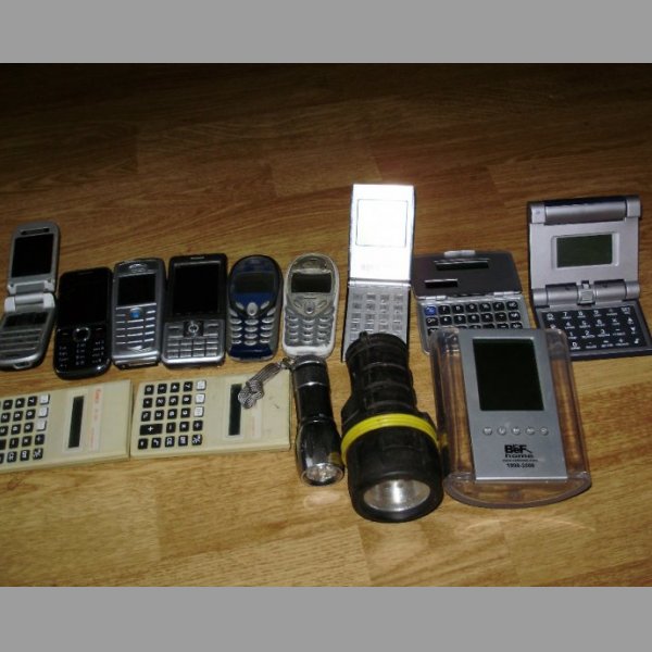 Mobilní telefony na náhradní díly a drobné elektro na ND