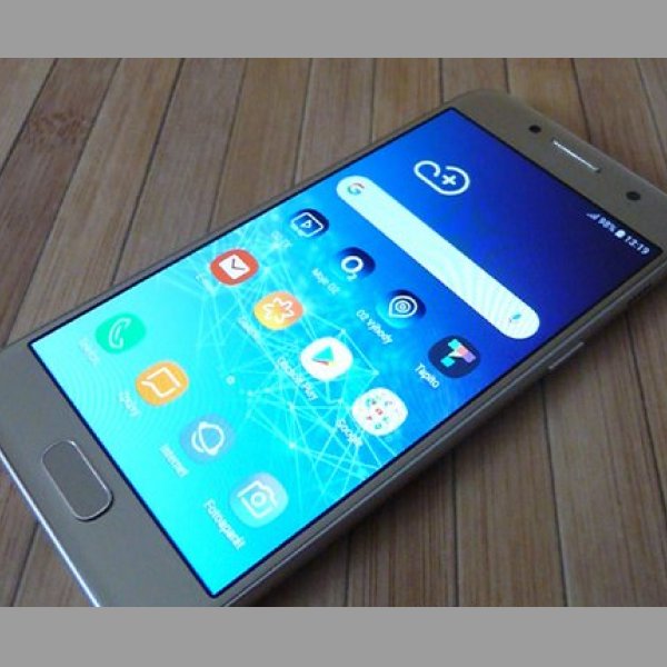 Mobilní telefon Samsung Galaxy A3 2017 - zlatý