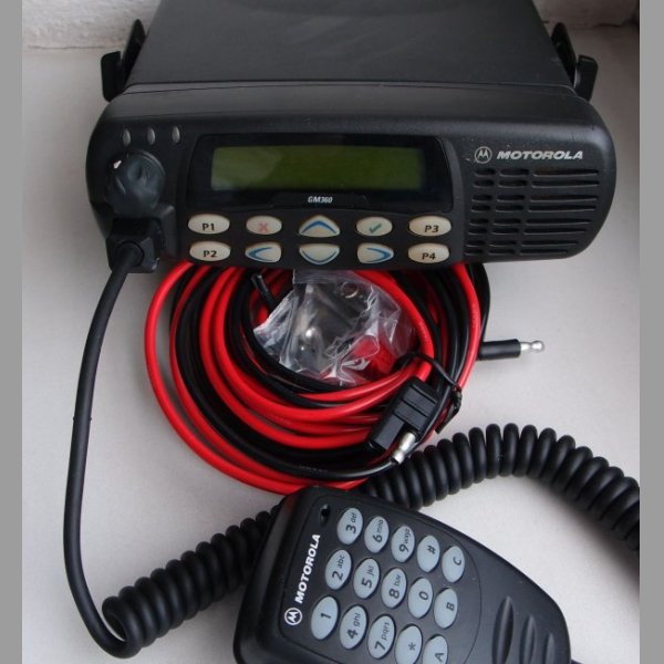 Motorola GM360 VHF + mikrofon s tlačítky + držák